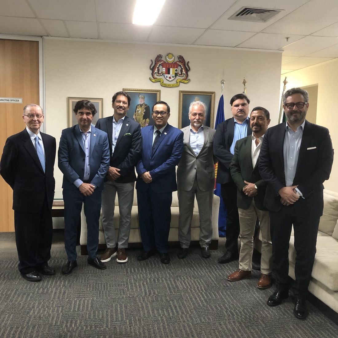 Delegación empresarial colombiana en un encuentro institucional en el Sudeste Asiático